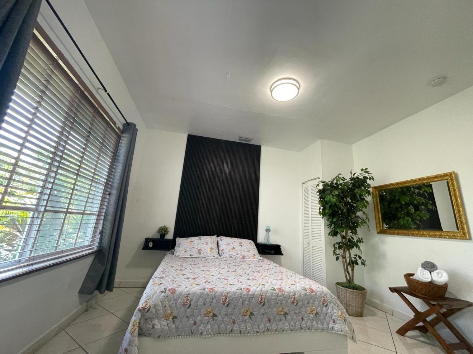 Private Suite Next To Calle Ocho Miami Exterior photo