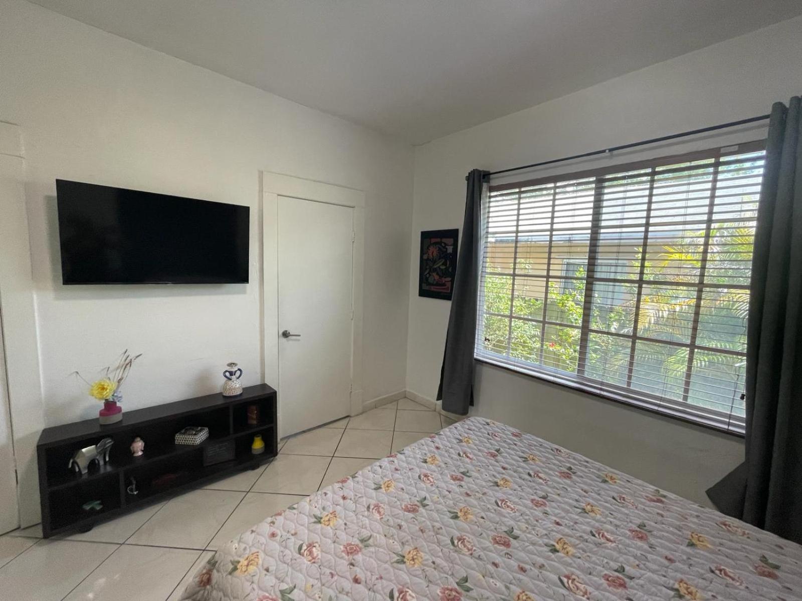 Private Suite Next To Calle Ocho Miami Exterior photo